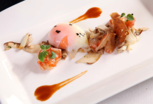 Uovo, calamari, gamberi e porcini