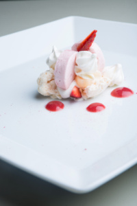 Fragole, gelato e meringhe